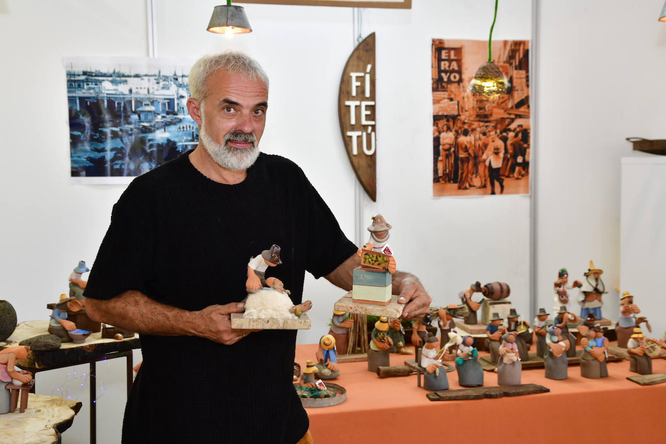 Arístides Martín expone sus creaciones en la Feria de Artesanía de Canarias. 