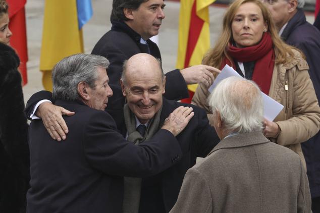 Miquel Roca, una de los padres de la Constitución, recibe el saludo del exministro socialista de Interior José Luis Corcuera.