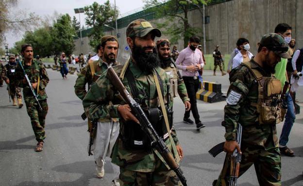 Fuerzas de seguridad de los talibanes patrullan el barrio de Kabul. /EFE