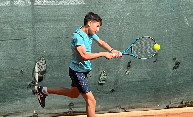 Un joven tenista golpea la bola con su raqueta en las instalaciones del Cortijo Club de Campo./C7
