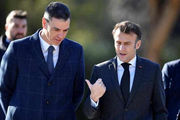 Pedro Sánchez y Emmanuel Macron charlan a su llegada a la cumbre España-Francia.