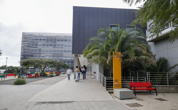 Photograph of the exterior courtyard of the College of Health Sciences at ULPGC, on the San Cristobal Campus. 