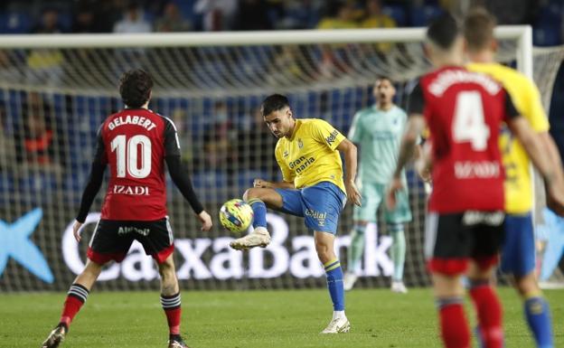 Fabio González controla un balón frente al Mirandés. 