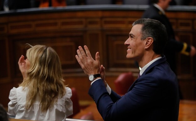 El presidente del Gobierno, Pedro Sánchez, aplaude durante el pleno del Congreso de los Diputados, este martes en Madrid./ EFE/ J.c Hidalgo