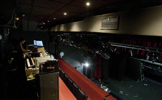 Una técnica de sonido, luz y maquinaria trabaja en un teatro./Óscar Chamorro
