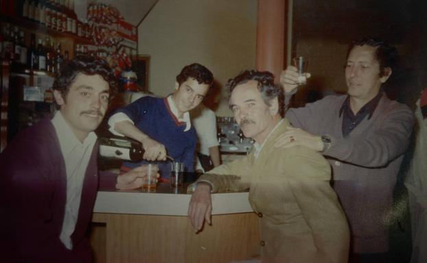 Foto aportada por Paco Ramírez de sus tiempos en el bar de Secundino. Él, como siempre, detrás de la barra. 
