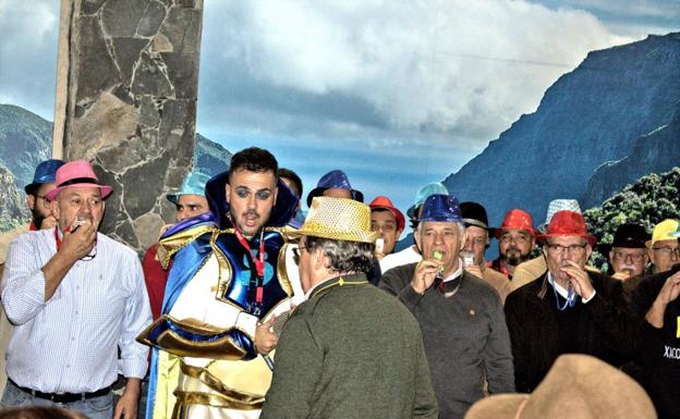 Instantánea del acto donde la murga Los Sombreritos presentó el traje de este año a su gente.  Solo uno lleva.  Este año cantarán 58, pero se hicieron 70 disfraces. 