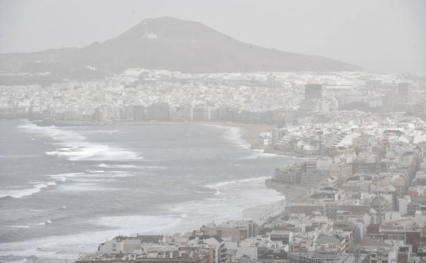Episode of haze in the city of Las Palmas de Gran Canaria. 